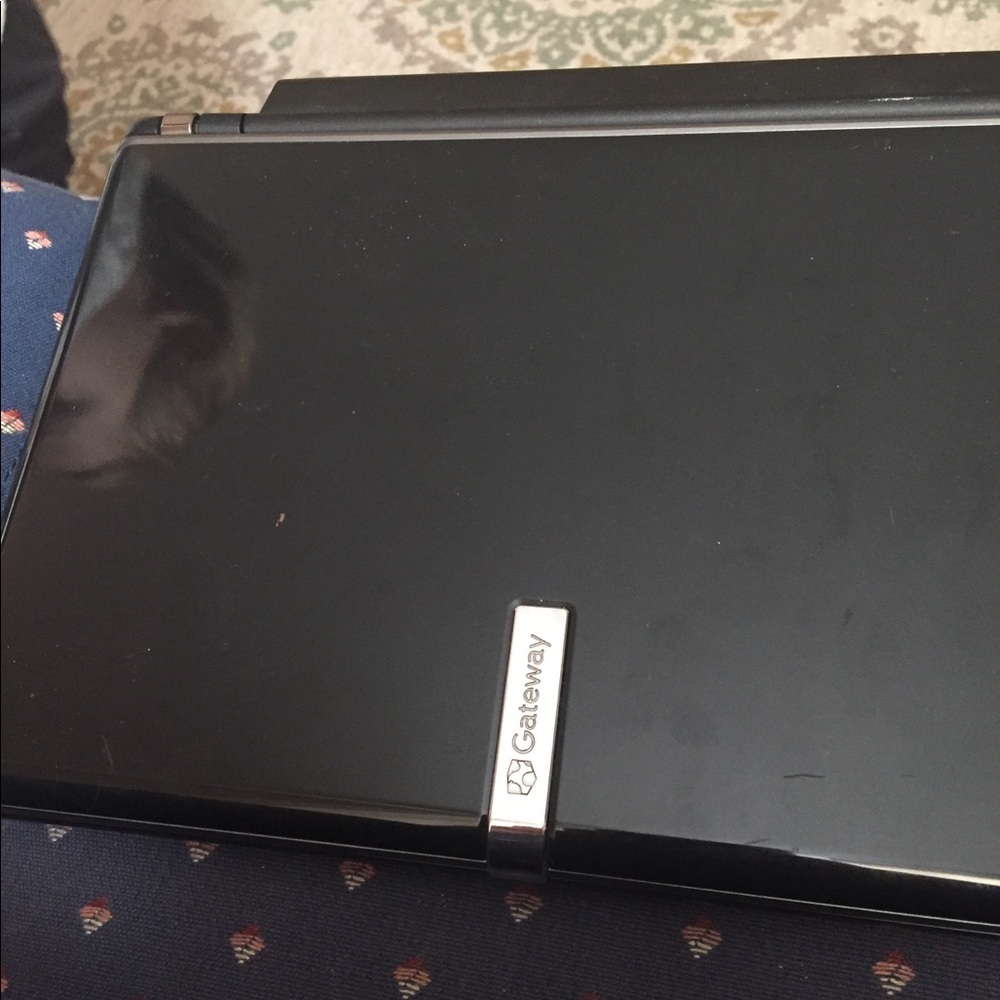 2005 gateway laptop selling for pieces.